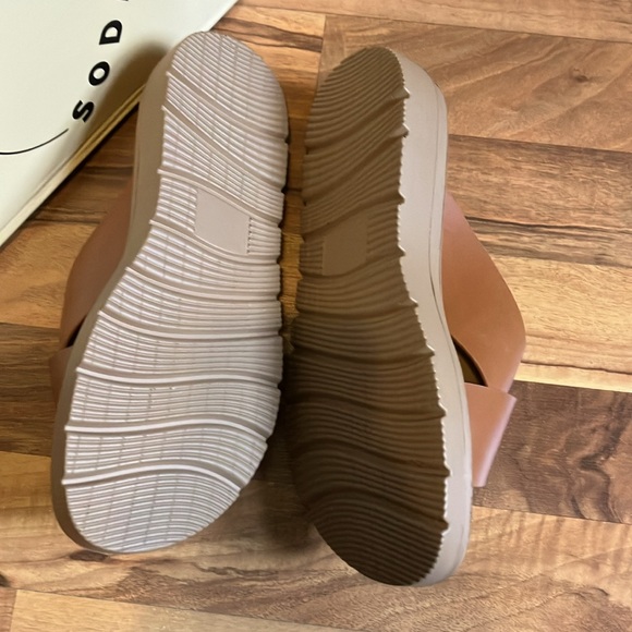 Soda *new in box* Women’s Brown Sandals, size 9 - Picture 3 of 6